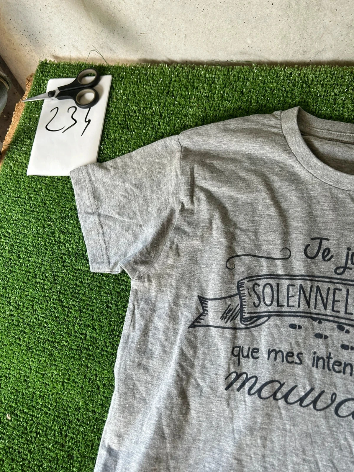 T-shirt cinza com estampa estilo coquete – photo 4